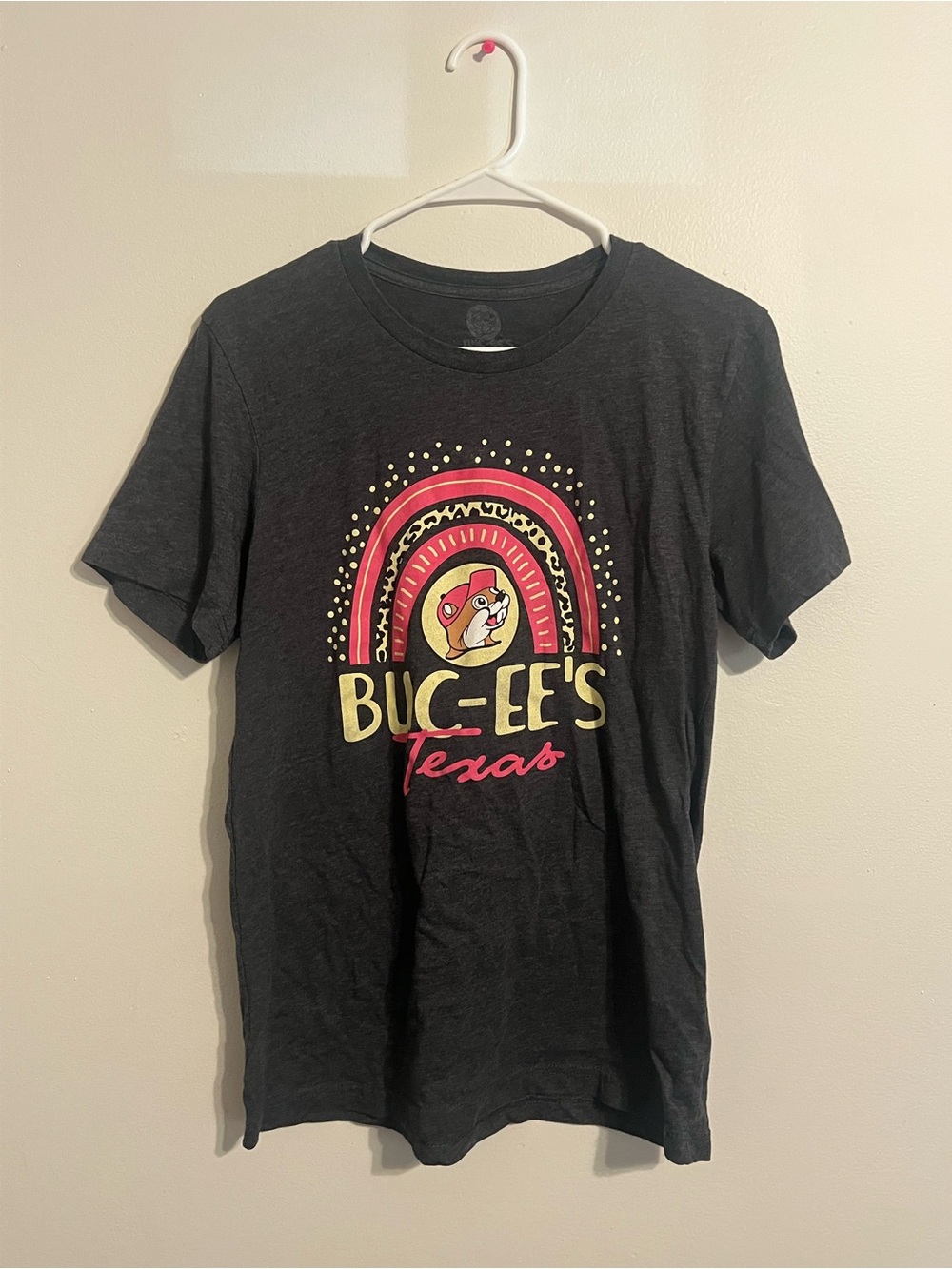 Buccees Texas Women’s Shirt Size Medium Gray Short Sleeve Cheetah Rainbow Logo